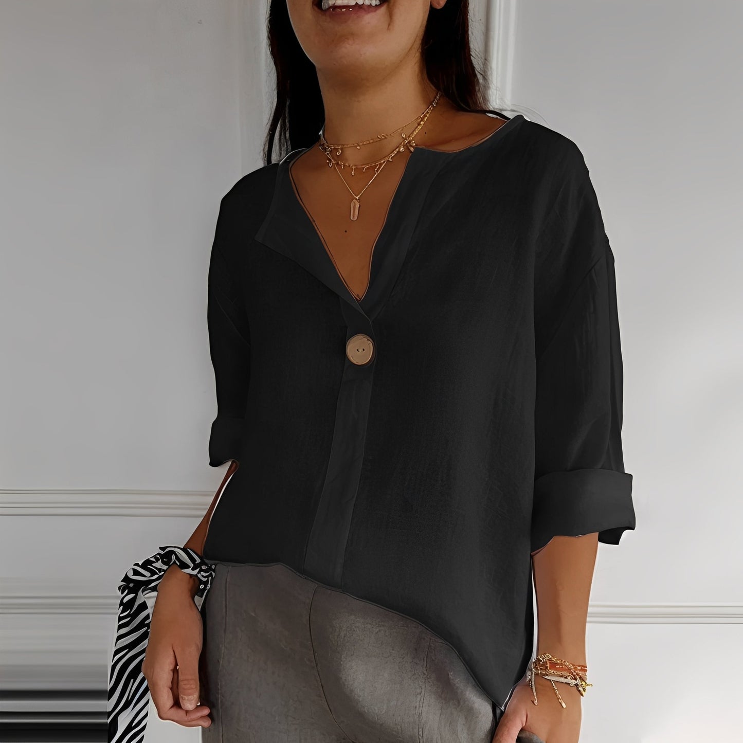 Noémie - Lehká dámská halenka s V výstřihem